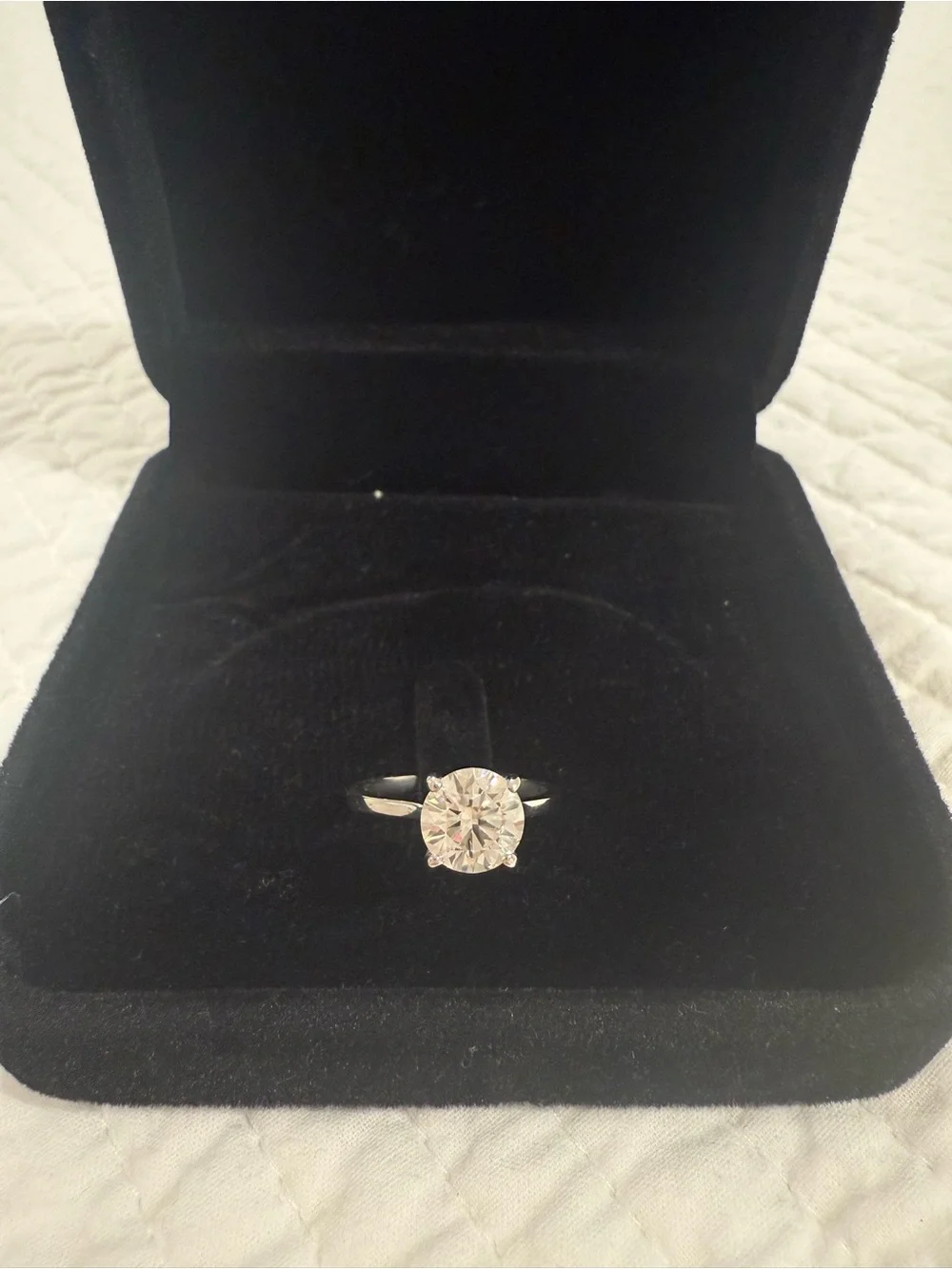 Classic Solitaire Engagement Ring in 18k Gold with 2ct center stone lab Diamond